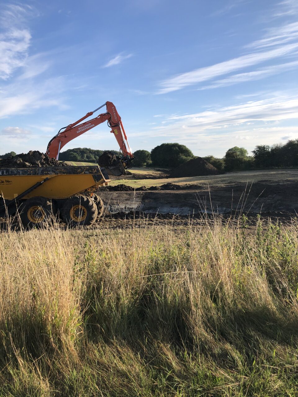 : Etableringen af minivådområdet på ejendommen Løkkegård i 2020. Minivådområdet er på 0,71 ha og renser drænvand fra et opland på ca. 62 ha for fosfor og kvælstof. Foto: Søren Bonde.